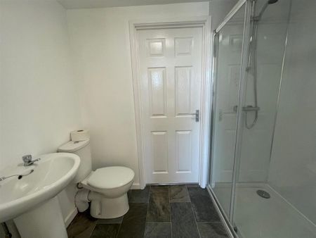 1 bedroom in a house share to rent - Photo 2