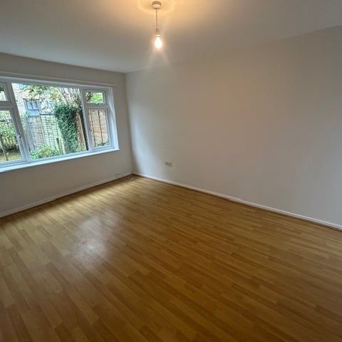 PETERBOROUGH - Photo 1