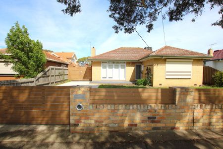 Beautifully Presented Family Home in a Prime Location! - Photo 4