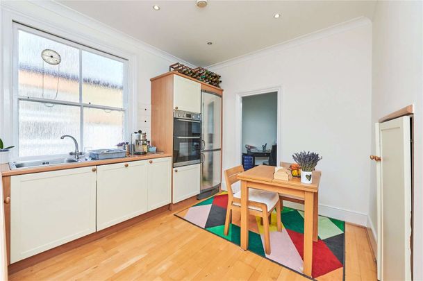 Conveniently located on this sought after road in Maida Vale is this beautifully presented two bedroom lateral apartment in a Mansion block. - Photo 1