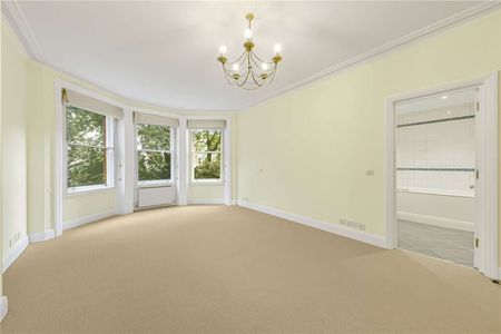 Lateral four bedroom family apartment set within a portered block and over 2106 square feet - Photo 4