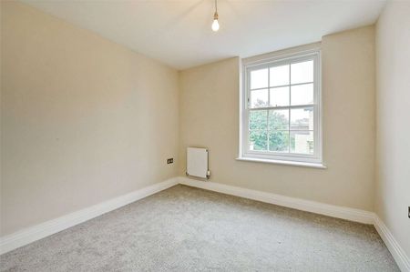A modern three bedroom, two bathroom apartment with car parking for one car in the heart of Windsor Town centre. - Photo 4