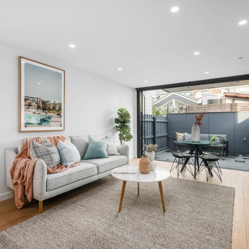 RENOVATED | BRILLIANTLY POSITIONED | LOW MAINTENANCE - Photo 1