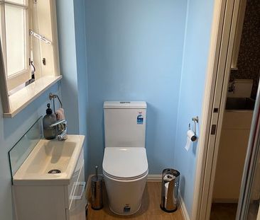 Character two-storey family home in New Lynn - Photo 5