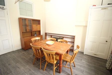 2f1, 6 Mardale Crescent - Photo 3