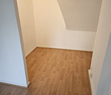 Gemütliche Dachgeschosswohnung mit ca. 34 m² Wohnfläche und Einbauk... - Photo 1