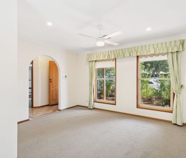 Outdoor entertainer or gardener's delight 2-bedroom property - Photo 1