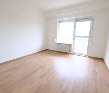 Ruim appartement in centrum Hasselt met 3 slaapkamers, garage en terras met uitzicht op de kanaalkom - Foto 1