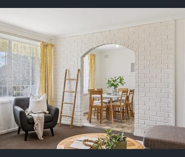 3 BEDROOM HOME WITH A LARGE BACK YARD - Photo 2