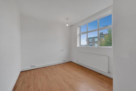 3 bedroom flat to rent - Photo 4