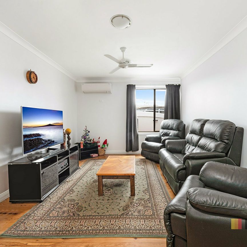 4 BEDROOM FAMILY HOME - Photo 1