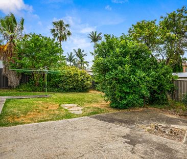 RENOVATED LARGE 4 BEDROOM FAMILY HOME - Photo 4