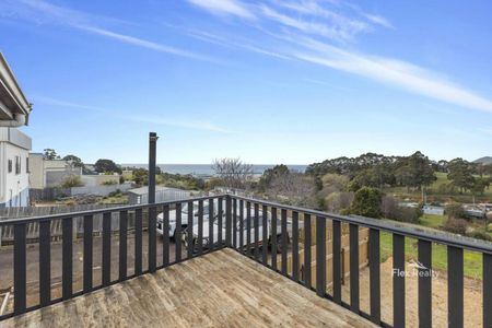 Charming Family Home with Sea Views - Photo 2