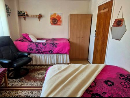 3 Bed Semi-Detached House, Courtenay Gardens, NG3 - Photo 2