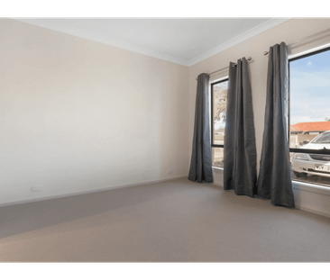 Modern & Low Maintenance! - Photo 4