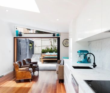 Renovated terrace in historic enclave, pets considered - Photo 4