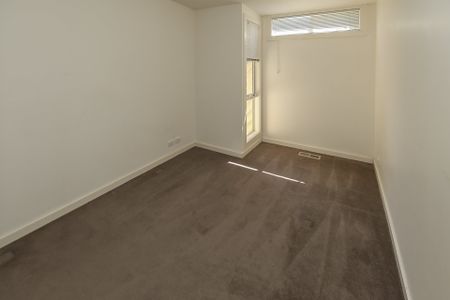 Spacious three bedroom townhouse - Photo 3