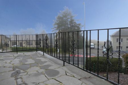 Prachtige koppelwoning met zonnig terras van 16m² en 2 autostaanplaatsen. Veel lichtinval door de grote ramen. - Photo 4