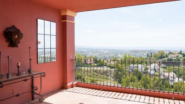 2 bedroom luxury Flat for rent in Benahavís, Spain - Photo 1