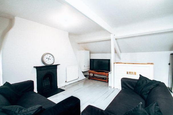 8 bedroom private hall to rent - Photo 1