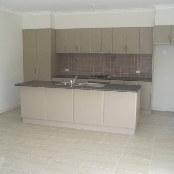 Three Bedroom Unit in great location! - Photo 1