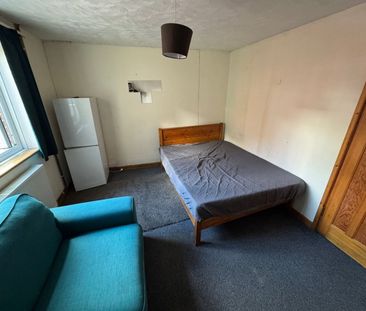 4 Bed Flat, Deacon Road, SO19 - Photo 1