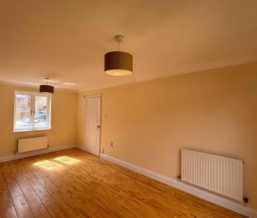 Isis Close - Photo 1