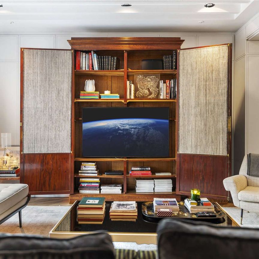 An exceptional mews house in the heart of Knightsbridge, finished to a high standard and benefiting from three off-street parking spaces. - Photo 1