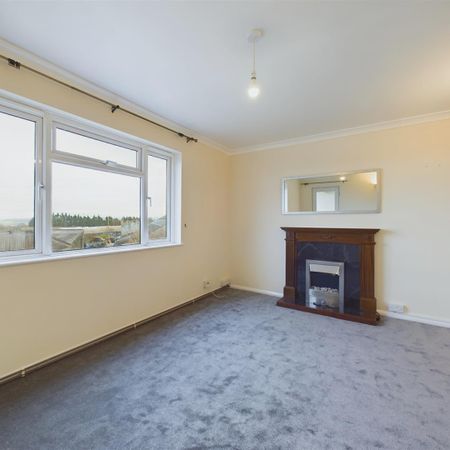 Two bed flat to rent in Trecarrell Close, Launceston, PL15 - Photo 3