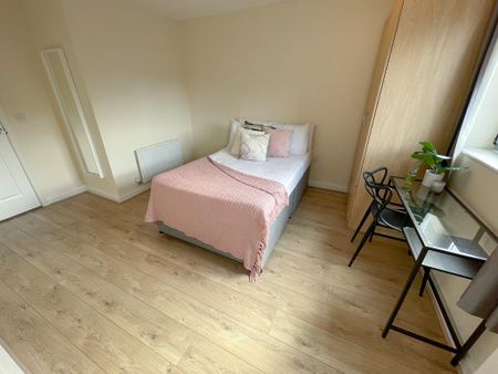 4 bedroom terraced house to rent - Photo 3