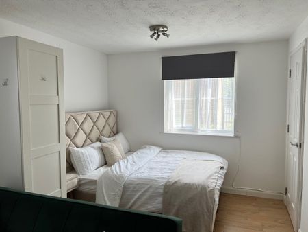 Studio Flat, Vicars Bridge Close, HA0 - Photo 2