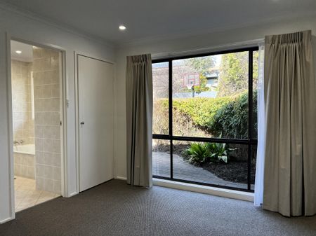 Beautifully Renovated three Bedroom Townhouse - Photo 5