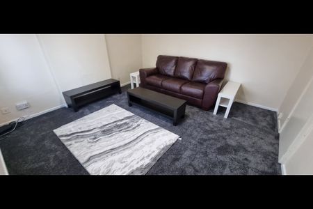 3 Bed Terraced House, Lovell Park View, LS7 - Photo 4