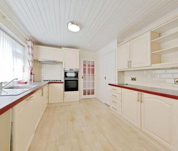 4 bedroom detached bungalow to rent - Photo 2
