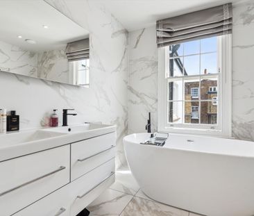 A beautiful period home with a private garden in the heart of Kensington. - Photo 5