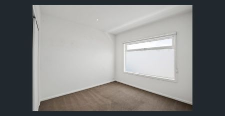 Stylish & Well-Appointed 3-Bedroom Low-Maintenance Home - Photo 2