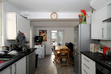 5 bed terraced house to rent in Rudthorpe Road, Bristol, BS7 - Photo 4