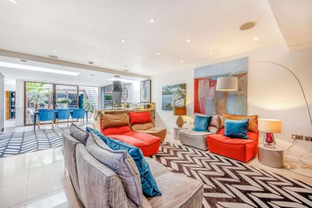 5 bedroom detached house to rent - Photo 3