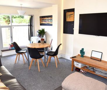 4 bedroom semi-detached house to rent - Photo 2