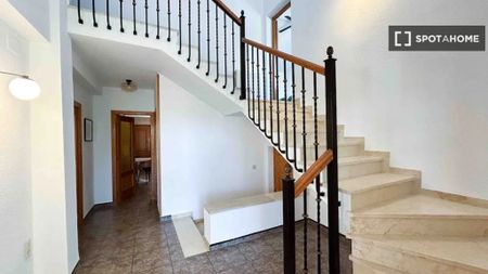 5 room luxury Flat for rent in La Pobla de Vallbona, Valencia - Photo 2