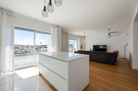 2 Bedroom Apartment with parking, Estoril, Cascais - Photo 3