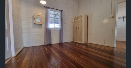 LOW SET QUEENSLANDER CLOSE TO SCHOOLS - Photo 4