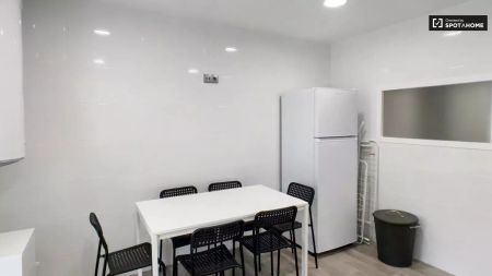 Adorable room for rent in 5-bedroom apartment in Puente de Vallecas - Foto 5