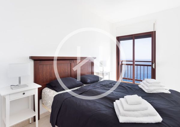 Amplio apartamento de cuatro dormitorios con vistas al mar en Radazul Bajo