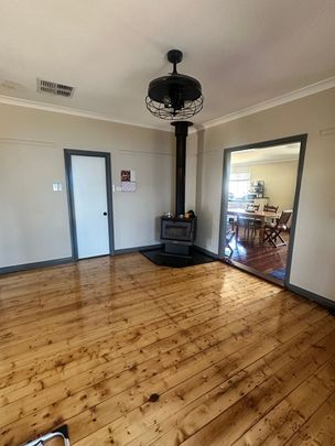 This well-presented 3 bedroom, 1 bathroom home offers functional low maintenance living. - Photo 1
