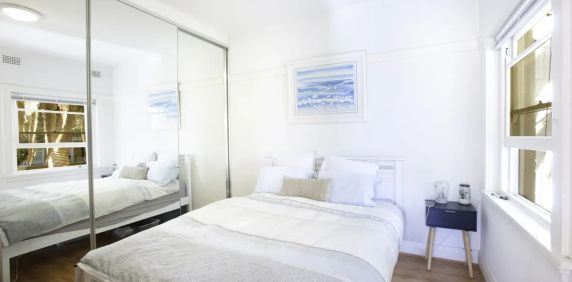 Bright One-Bedroom Apartment in Prime Beachside Location - Photo 2