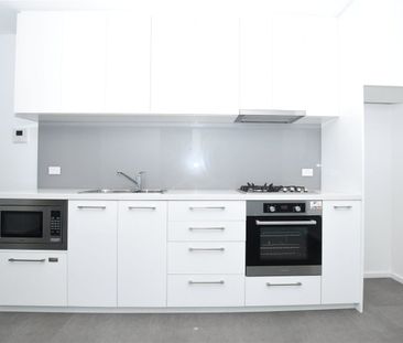 Melbourne ONE Modern 2 Bedrooms Apartment With Car Park For Lease! - Photo 2