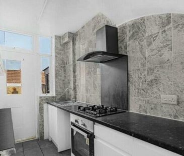 2 Bedroom Mid Terrace House to let in Bromley - Photo 3