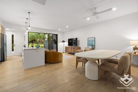 Elegant 4-Bedroom Townhouse in Premium Complex with Resort-Style Pool - Photo 4