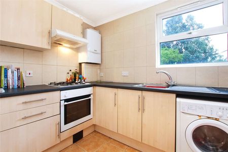 Three bedroom furnished flat, perfect for sharers and moments from Tooting Bec. - Photo 4